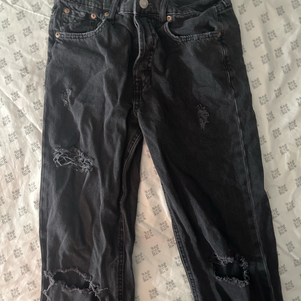 Distressed Black 90’s baggy Jeans